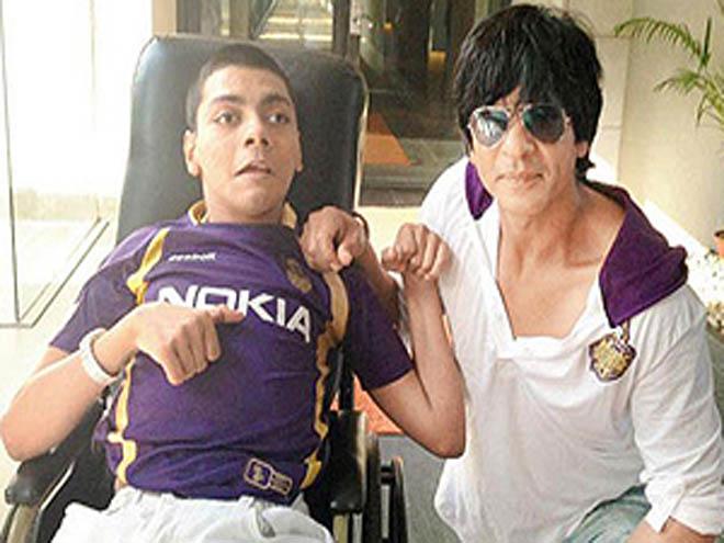 Shahrukh Khan's heart touching meet with special fan! 